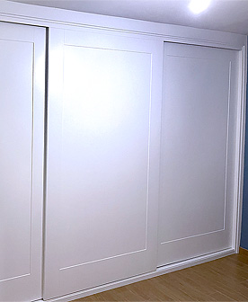 Armario empotrado con puertas de corredera lacadas en blanco