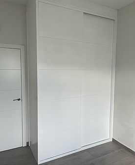 Armario con puertas de corredera lacadas en blanco