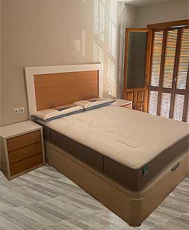 Dormitorio bicolor, madera y blanco.