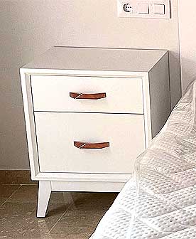 Mesita de noche elegante y lacada en blanco