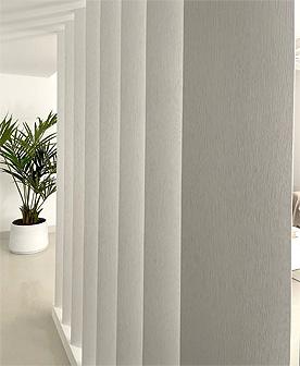 Separador de ambientes, realizado a medida, lacado en blanco y de estilo marquesina vertical